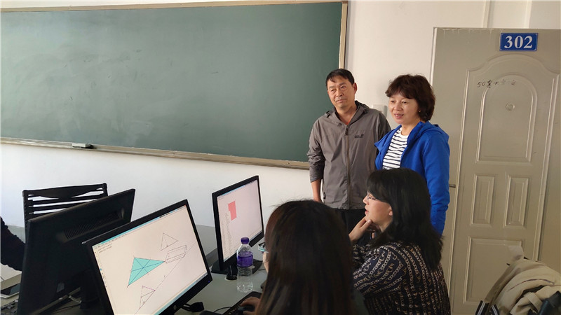 李莉到机房查看学员研修任务完成情况.jpg
