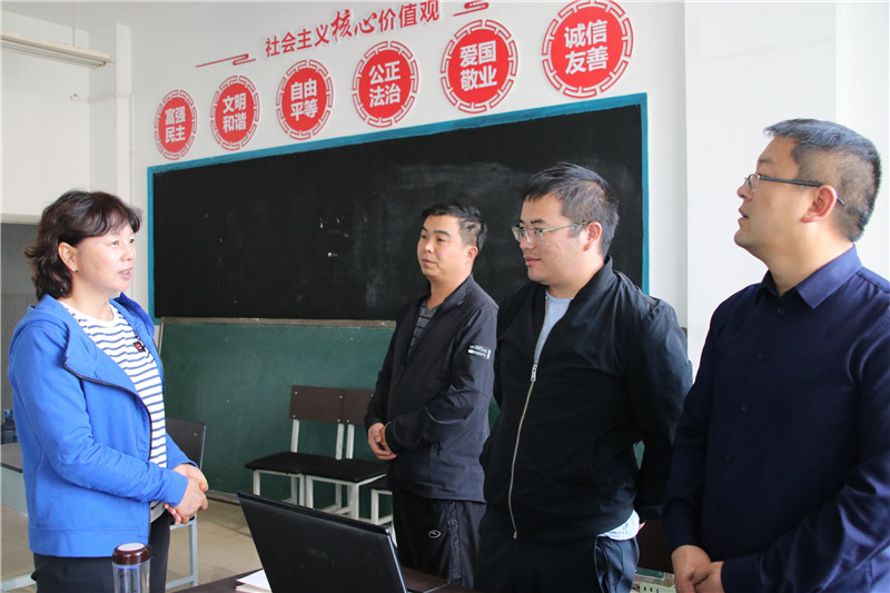 李莉与中小学校长班参训学员交流.jpg